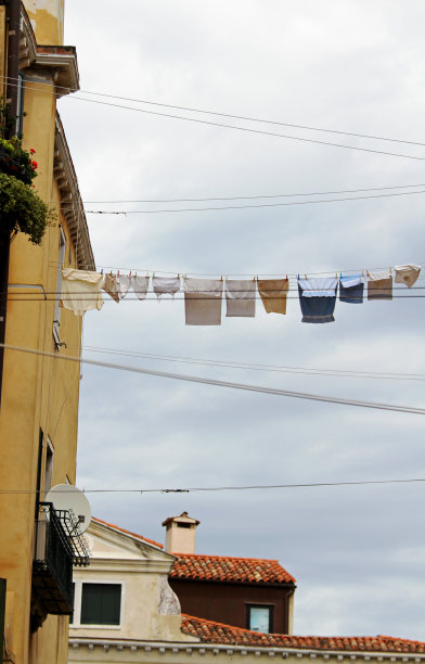 在室外晾晒衣物，晾干中间的亚麻线图片下载