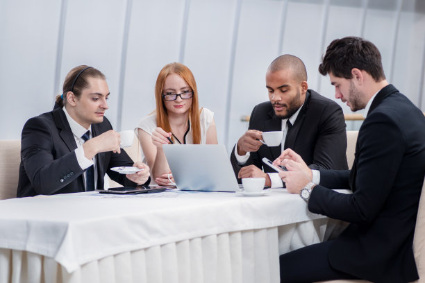 与同事进行商务会议。四微笑事业成功图片下载
