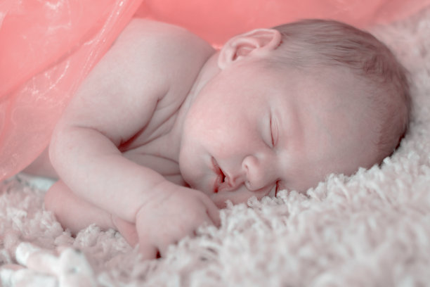 新生儿сute女婴正在睡觉。柔和温暖的光。图片下载