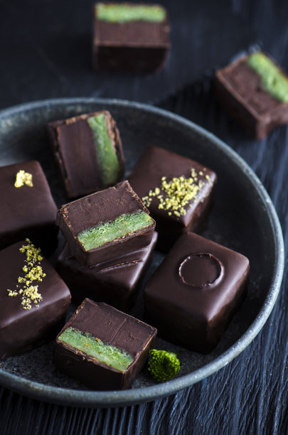 巧克力糖加开心果杏仁蛋白软糖图片下载