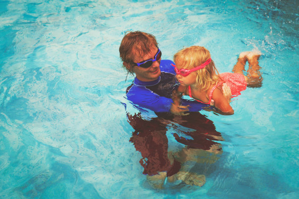 父亲教小女儿游泳图片下载