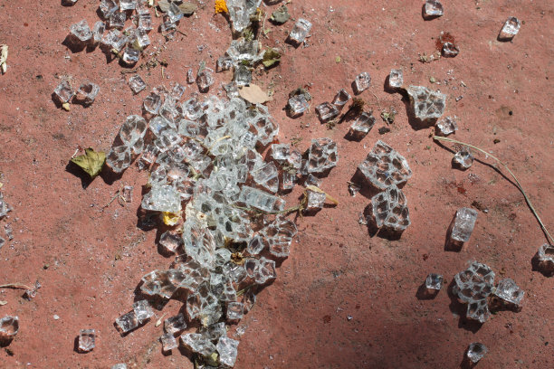 红色人行道上的碎玻璃图片下载