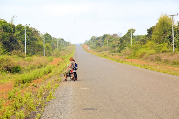 性感的女孩在路上与她的摩托车旅行老挝图片下载