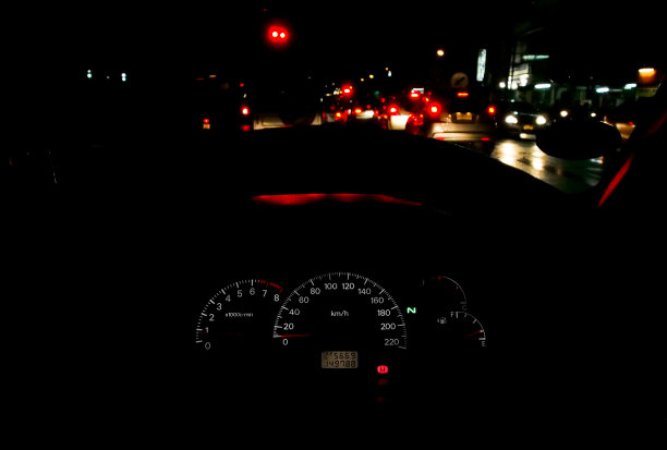 夜间有交通灯的汽车仪表图片下载