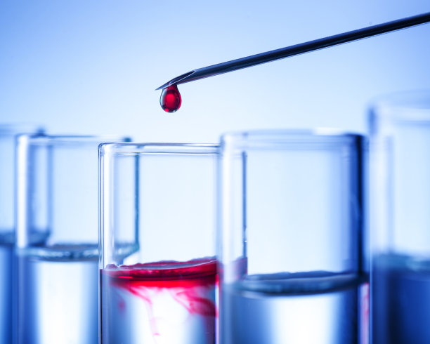 实验室设备在试管中滴下红色液体图片下载