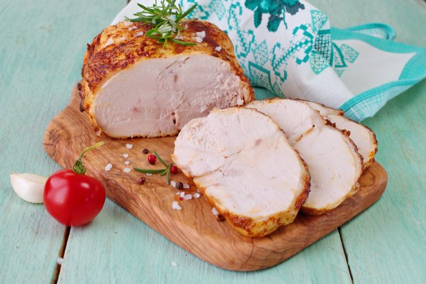 烤鸡胸肉三明治在木砧板上，在蓝色的木头背景。简单的食物。健康饮食的概念图片下载