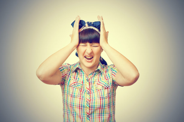 妇女家庭主妇扶着病人的头图片下载