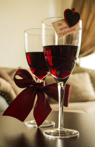 几杯红酒。贺卡“做我的情人”图片下载