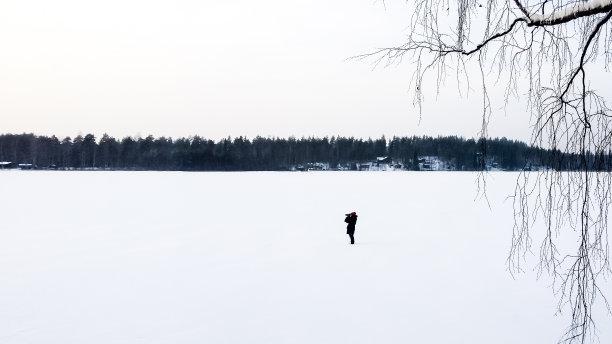 摄影师正站在湖中央图片下载
