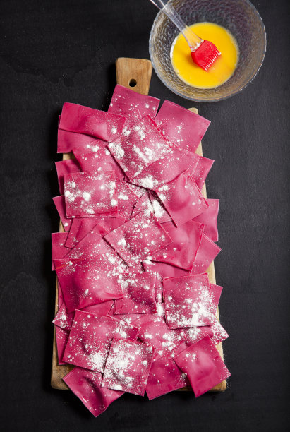 自制新鲜意大利红馄饨配甜菜根和芝士乳清干酪图片下载