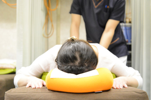 女人接受背部按摩图片下载