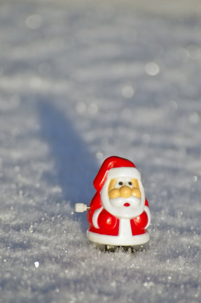 小圣诞，新年圣诞老人玩具上的雪图片下载