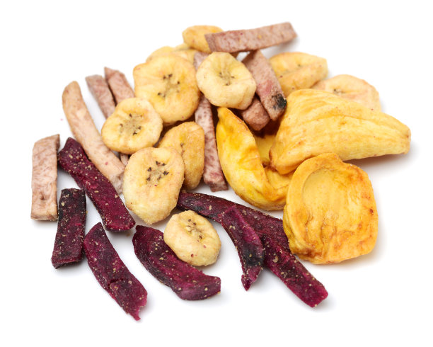 散布在白色背景上的热带干果图片下载