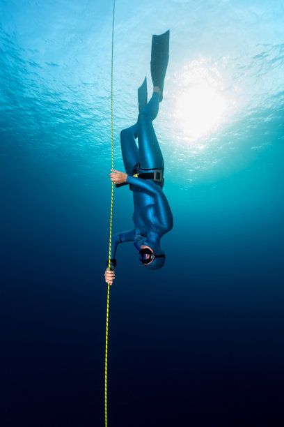 海里的自由潜水者图片下载