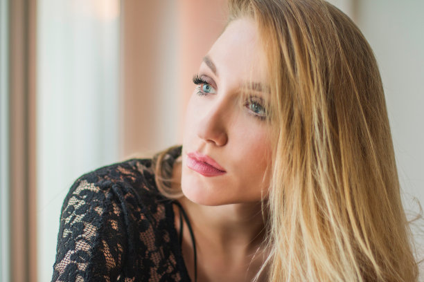 近距离的肖像美丽的年轻的金发女人图片下载