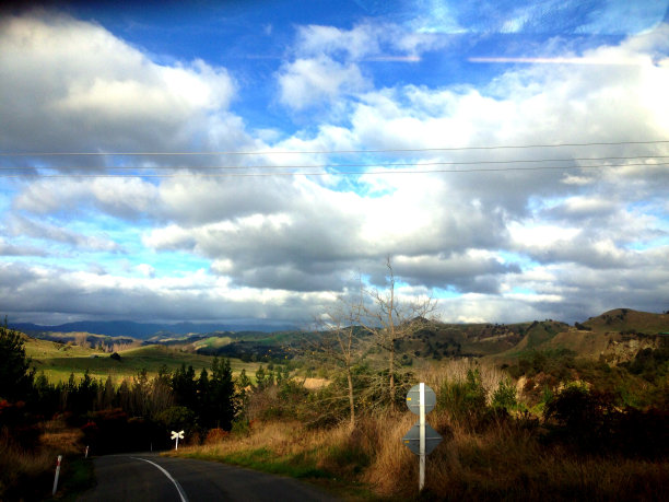 美丽的新西兰公路和周围的风景图片下载
