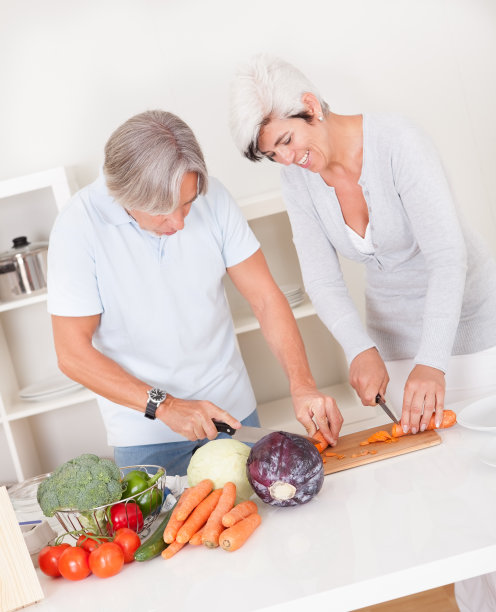 一对中年夫妇正在准备一顿饭图片下载