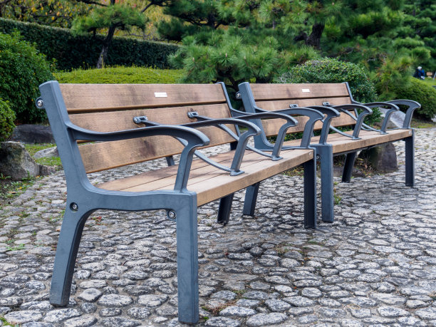 亚洲公园的木制花园椅图片下载