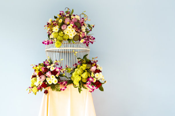 美丽的玫瑰和白色花束图片下载