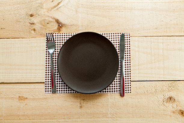 木制背景上的盘子和餐具图片下载