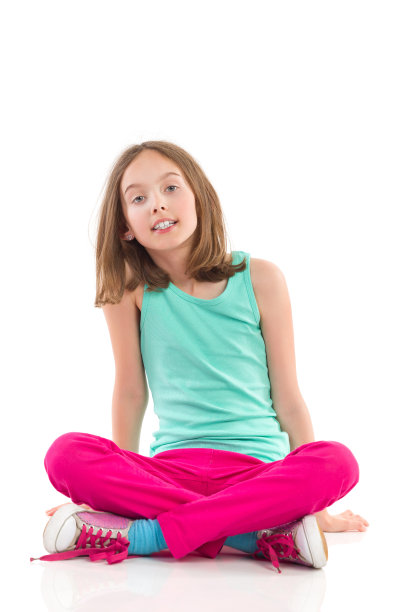 女孩双腿交叉坐着图片下载