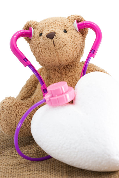 玩具听诊器与娃娃图片下载