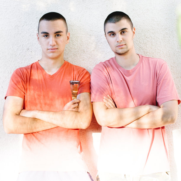 男孩们靠在墙上图片下载