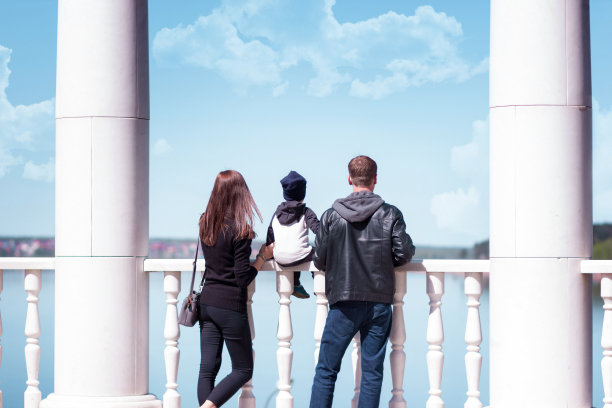 年轻的家庭妈妈爸爸儿子在列图片下载