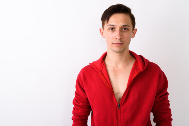 工作室拍摄的年轻英俊的男子穿着红色帽衫，以白色的背景图片下载