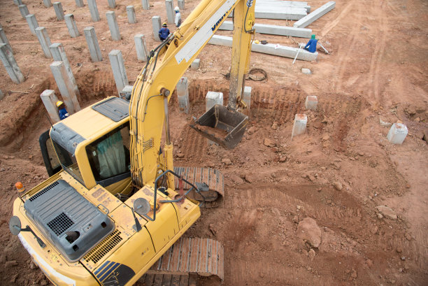 在矿井或建筑工地工作的挖掘机的鸟瞰图。从上面看重工业。工业背景从被破坏的景观。图片下载