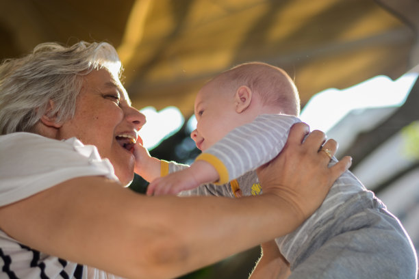 爱玩的奶奶和孙子在户外图片下载