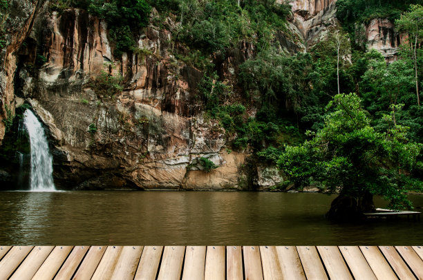 泰国彭世洛省森林深处的查特拉坎瀑布图片下载