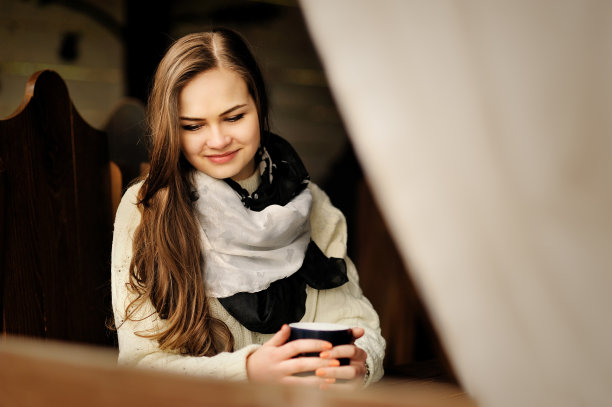 漂亮的年轻女孩与一杯热饮图片下载