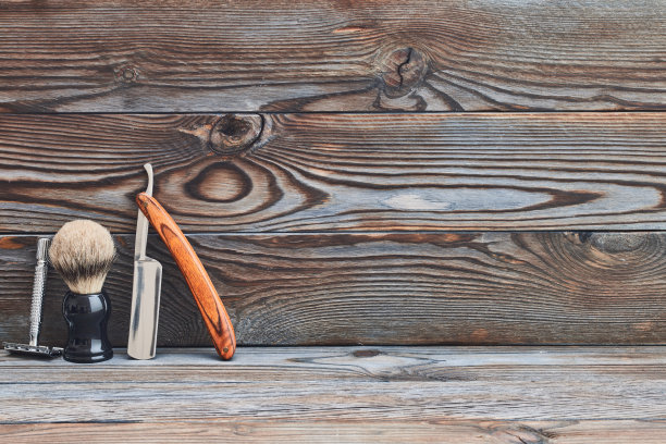 木制背景上的老式理发店工具素材图片