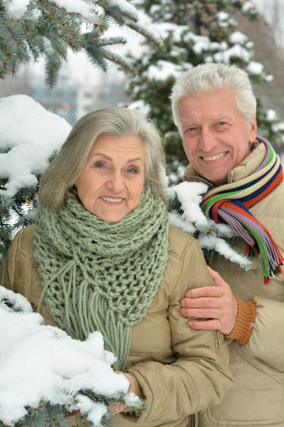 老年夫妇在冬天的户外图片下载