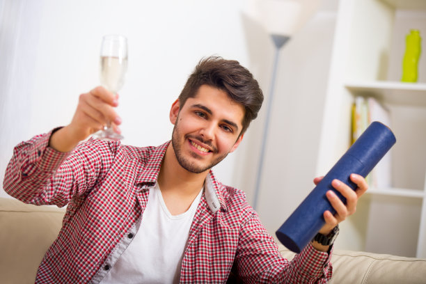 手里拿着大学学位的年轻人图片下载