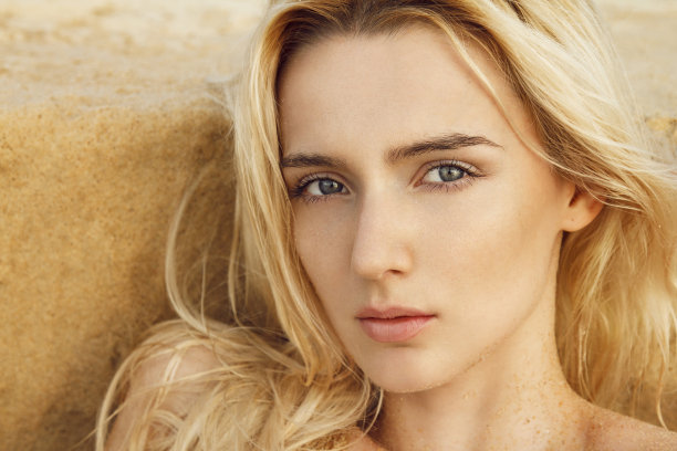 海滩上的年轻美女图片下载