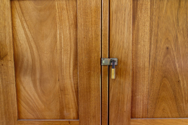 一个挂锁的特写与木头背景图片下载