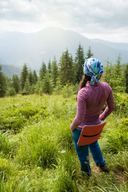 徒步旅行的女孩欣赏山景图片下载