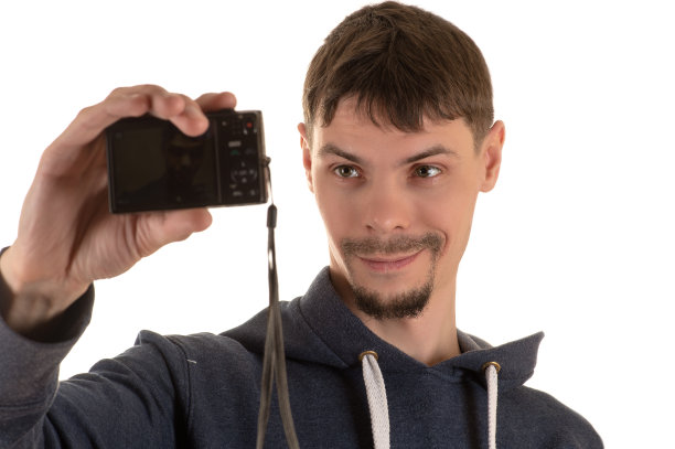 男人微笑着拍下了自己的照片图片下载