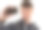 男人微笑着拍下了自己的照片图片下载