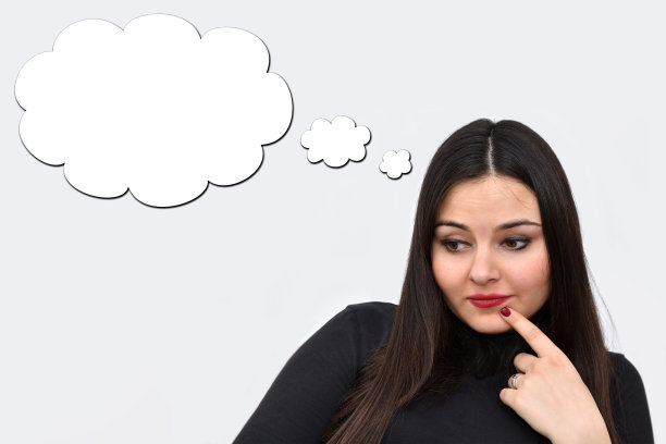 深思熟虑的年轻女子图片下载