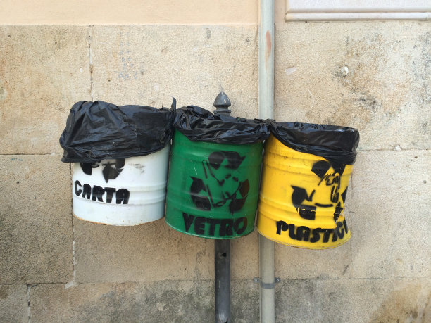 不同的垃圾桶图片下载