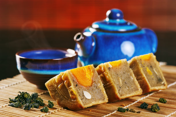 茶壶旁的月饼素材图片