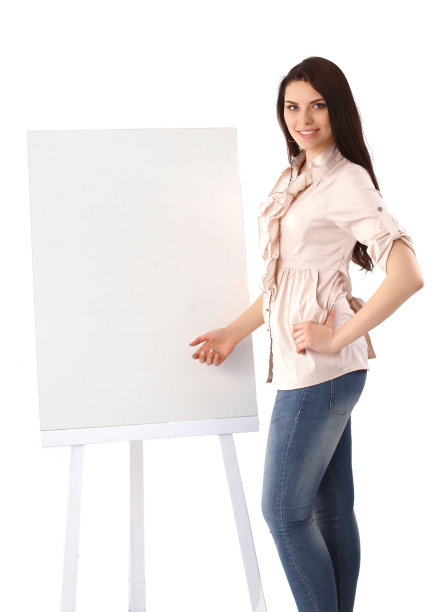 年轻女子站在船边图片下载