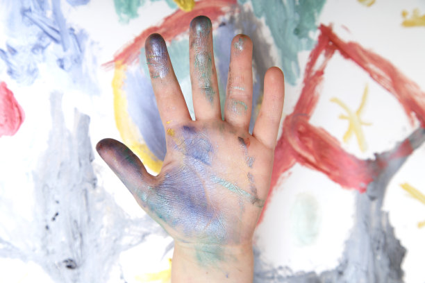 孩子的手对着孩子的画图片下载