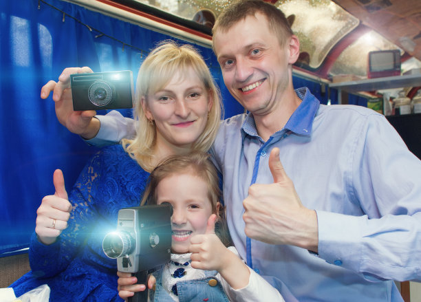 父亲，母亲，女儿的肖像图片下载