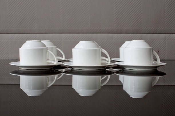 许多排纯白的杯碟图片下载