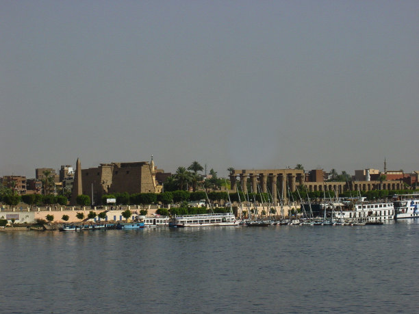 埃及卢克索尼罗河卢克索神庙全景图片下载