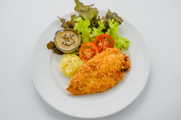 面包屑鸡肉配土豆泥和沙拉图片下载